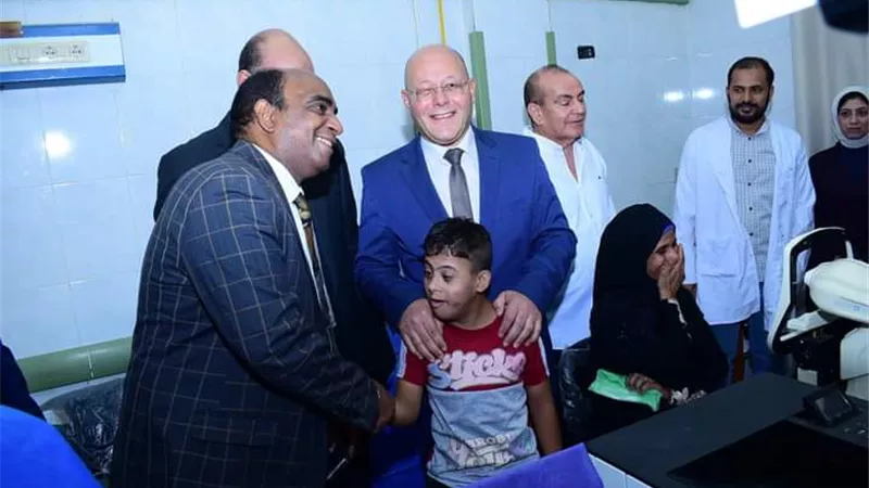 فحص١٨ طفل بالحملة المجانية للكشف المبكر عن القرنية بمستشفي سوهاج