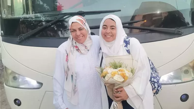 الإسماعيلية تستقبل حجاج الجمعيات الأهلية بالورود..صور