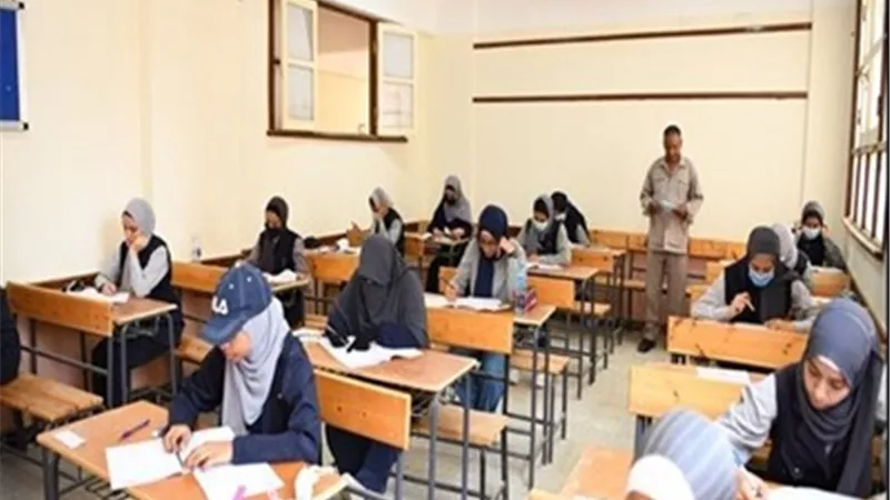 وصول ورق اسئلة اللغة الأجنبية الثانية للجان امتحانات الثانوية العامة