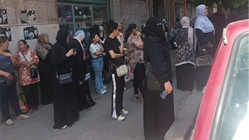 أولياء الأمور ينتظرون أبناءهم بالدعاء أمام لجان الثانوية العامة