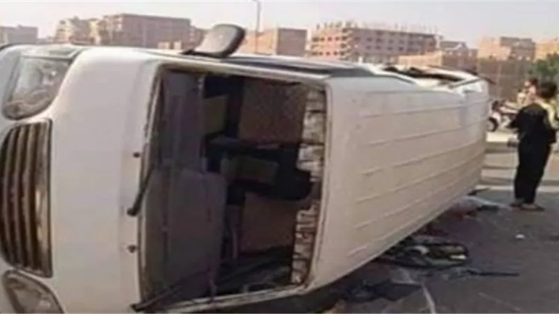 إصابة 11 فى انقلاب سيارة ميكروباص فى المنيا