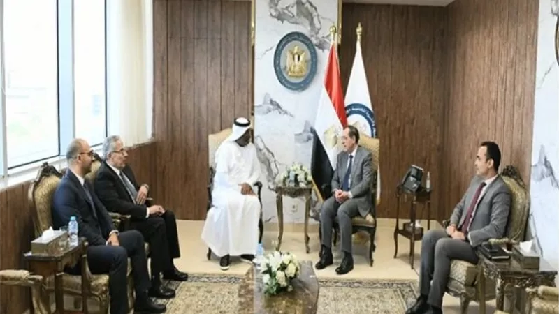 وزير البترول يبحث مع 