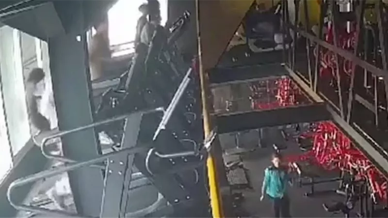 فيديو صادم.. جهاز مشي يسقط شابة من الطابق الثالث