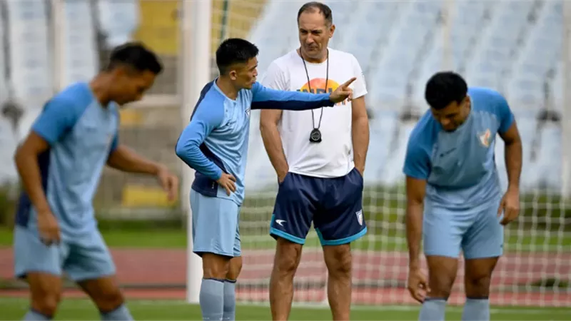 بعد رحيله.. اتحاد الكرة الهندي يتهم مدرب المنتخب بـ
