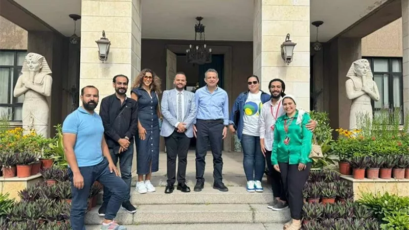 السفير المصري بالصين يلتقي وفد (انتحار معلن) احتفالاً بنجاح العرض