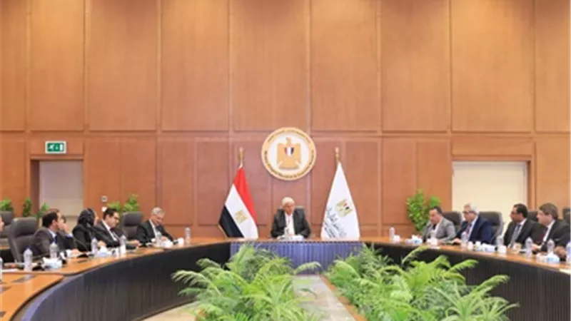 عاشور: تعزيز الربط بين مراكز التميز بالجامعات والقطاع الصناعي