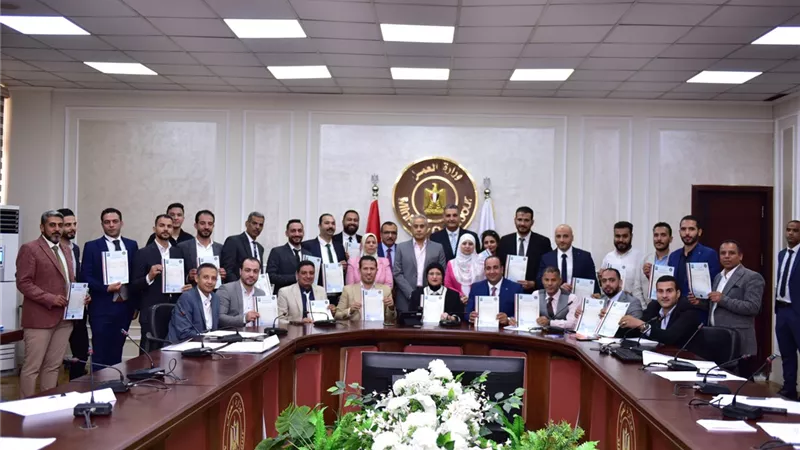 وزير العمل يُسَلِم رخص دائمة لمراكز تدريب مهني خاصة