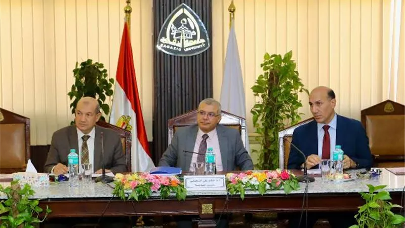 رئيس جامعة الزقازيق يناقش استعدادات الجامعة الأهلية بالعاشر