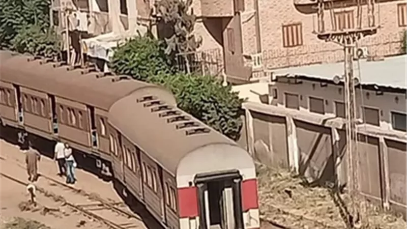 خروج العربة الأخيرة من قطار بنها منوف عن القضبان بمحطة الباجور