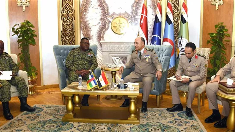 رئيس الأركان يلتقى رئيس أركان القوات المسلحة لجمهورية أفريقيا الوسطى