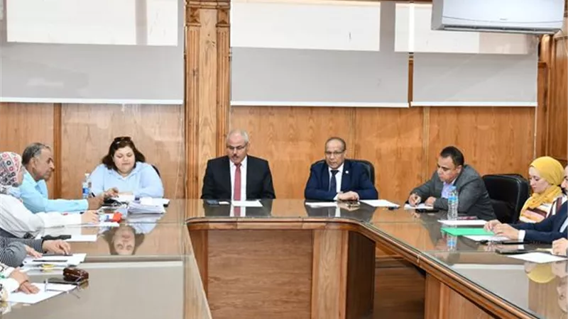 رئيس جامعة القناة يرأس مجلس التعليم والطلاب
