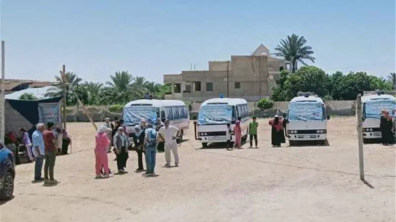 قافلة حياة كريمة الطبية تعالج أهالي كسفريت بالإسماعيلية