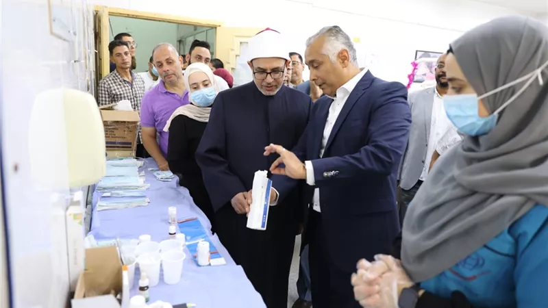 رئيس جامعة الأزهريتفقد كلية طب الأسنان ويتفقد الخدمات المجانيَّة