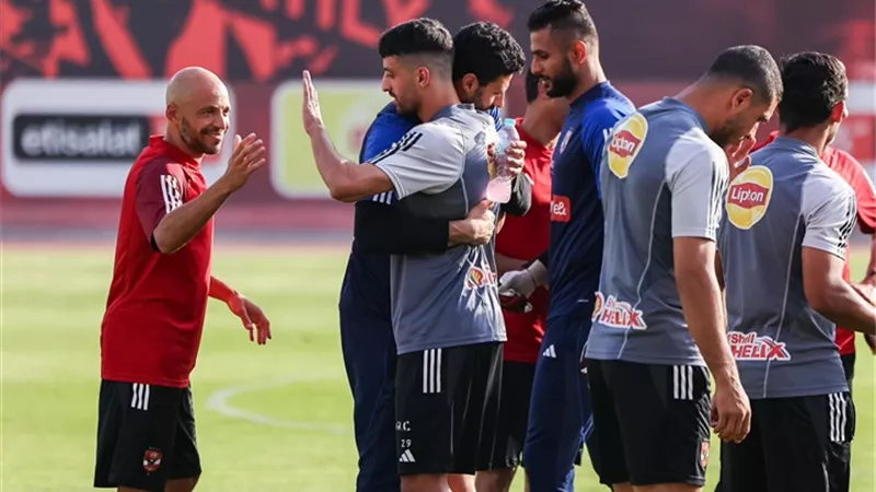طاهر محمد طاهر يثير الجدل بسبب لقطة الوداع في مران الأهلي