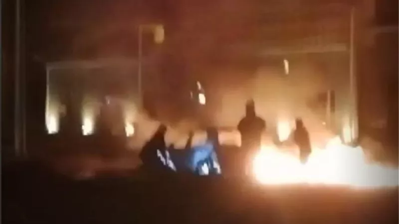 حريق سيارة ملاكى داخل محطة القطار الكهربائى بمدينة الشروق فيديو