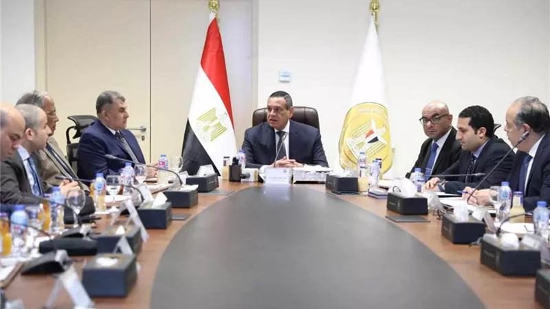 وزير التنمية المحلية يترأس اجتماعاً للجنة العليا لتراخيص المحال العامة
