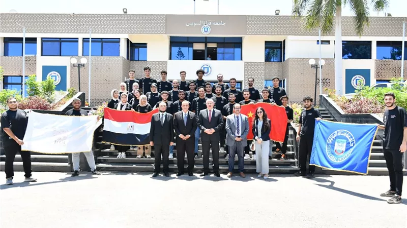 رئيس جامعة القناة يستقبل الطلاب المتوجهين إلى بكين للتدريب الصيفي