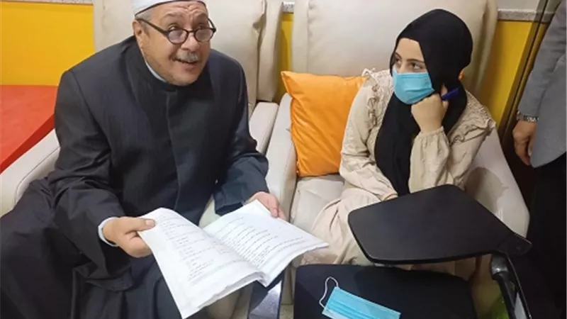 رئيس قطاع المعاهد الأزهرية يزور الطلاب الممتحنين بمستشفى 57357