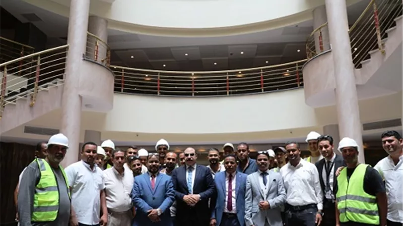 محافظ أسوان يضع حجر الأساس لمشروع الأفينيو الطبى والتجارى