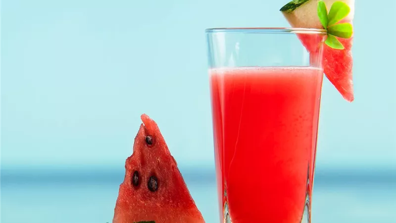 عصير البطيخ أجمل مشروب بعد يوم عمل شاق في الحر