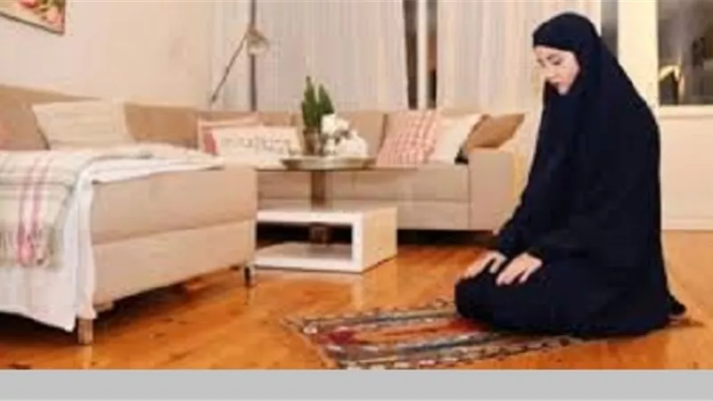 حكم صلاة المرأة ظُهر يوم الجمعة دون انتظار الخُطبة
