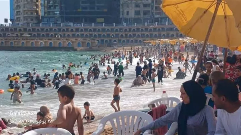 شواطئ الإسكندرية كاملة العدد بسبب رحلات اليوم الواحد