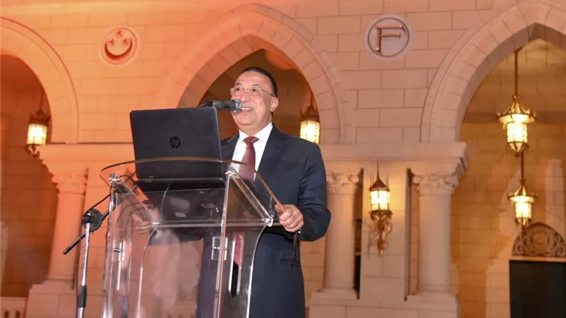 محافظ الأسكندرية يفتتح معرض علاج شبكية العين