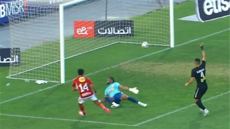 الأهلي يقتنص ثلاث نقاط من فاركو فى الدوري بهدفي الشحات