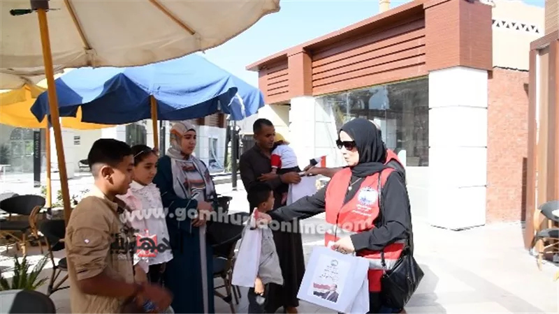 حزب مستقبل وطن يوزع الهدايا احتفالاً بذكرى 30 يونيو