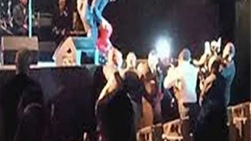 بوكيه ورد ودبدوب واقتحام معجب المسرح.. كاظم الساهر تريند بعد حفله