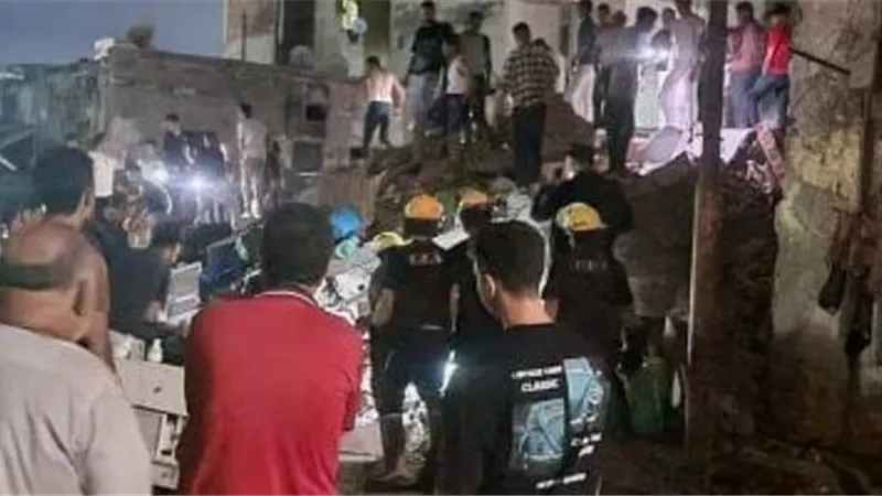 النيابة تُعاين العقار المنهار بحى المناخ فى بورسعيد