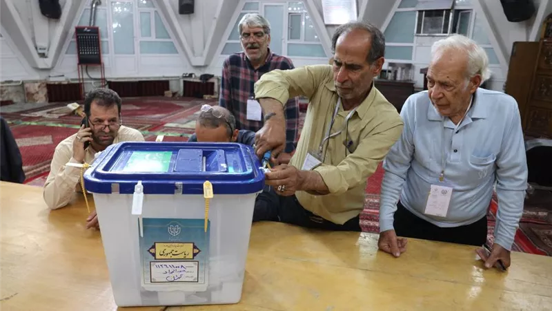 جولة إعادة للانتخابات الرئاسية الإيرانية بين بزشكيان وجليلي