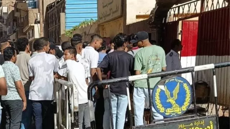 بكاء و حزن على وجوه طلاب الثانوية العامة لشعبة علمى بأسوان