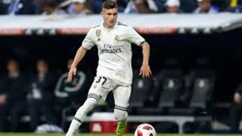 ريال مدريد يبيع مدافعه بمبلغ أقل من قيمته السوقية