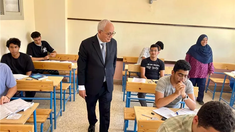 وزير التعليم خلال