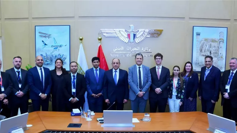 وزير الطيران المدني يلتقي نائب السفير البريطاني