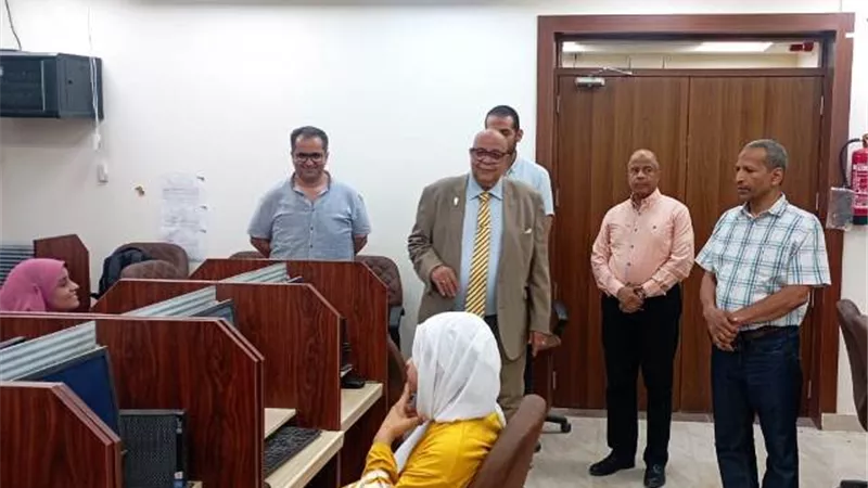 رئيس جامعة الأقصر يتفقد إمتحانات الطب والماجستير والدكتوراة
