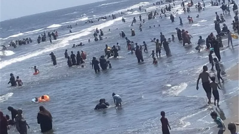 زحام شديد وإقبال كبير.. شاطئ دمياط الجديدة يفتح أبوابه للزوار بأحدث التجهيزات