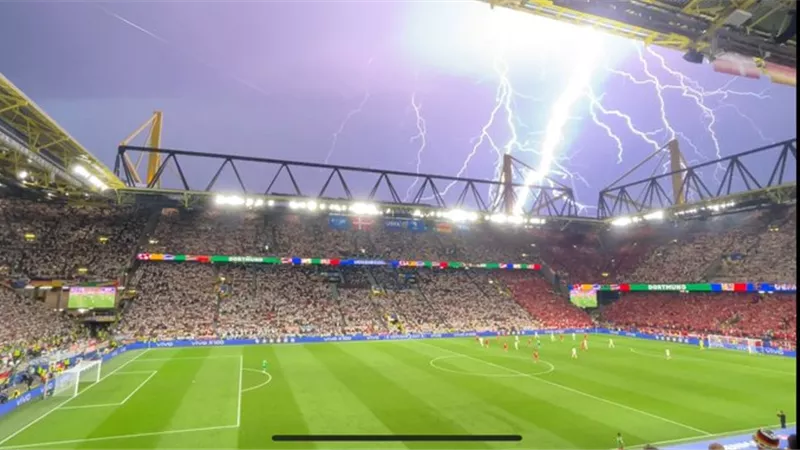 الحكم يوقف مباراة ألمانيا والدنمارك بسبب الظروف الجوية .. فيديو