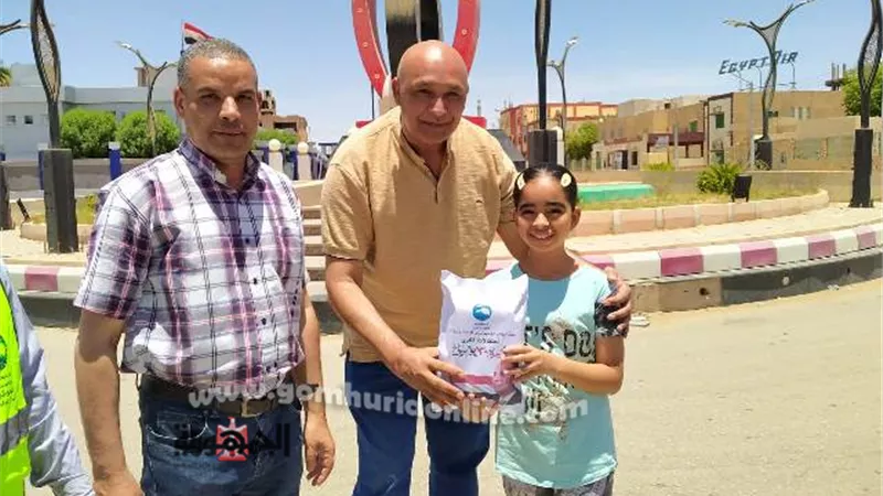 قيادات مستقبل وطن الوادى الجديد توزع هدايا احتفالا بذكرى 30 يونيو