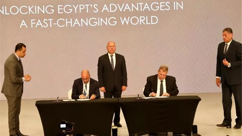 وزير النقل يوقع اتفاقيات ومذكرات تفاهم مع الجانب الإيطالى