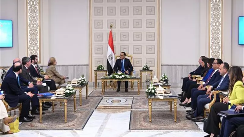 رئيس الوزراء يلتقي نائبة رئيس بنك الاستثمار الأوروبي