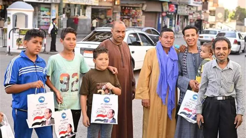 مستقبل وطن أسيوط يوزع هدايا على المواطنين والأطفال