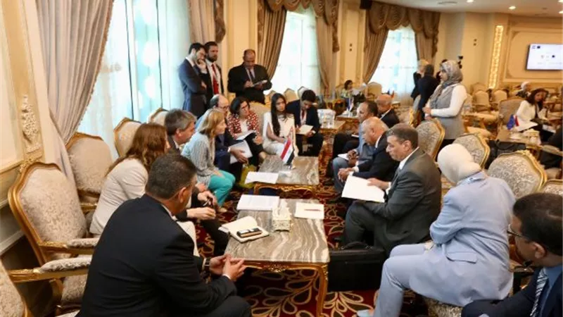 وزير النقل يبحث مع 