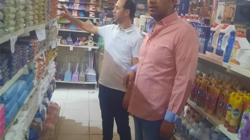 رئيس مركز ابوقرقاص يتابع حملة على المحلات التجارية