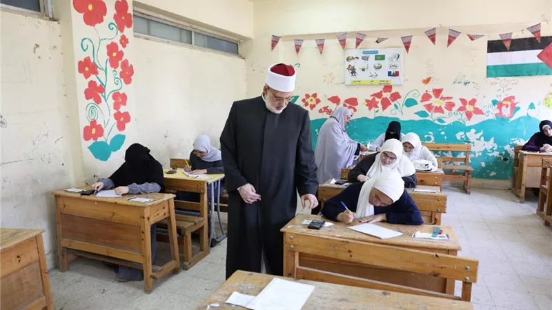 وكيل الأزهر يتفقد لجان امتحانات الشهادة الثانوية في مادة الأحياء