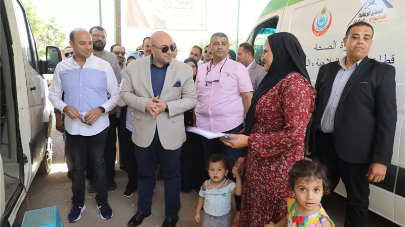 محافظ بني سويف يشارك فى القافلة الطبية 