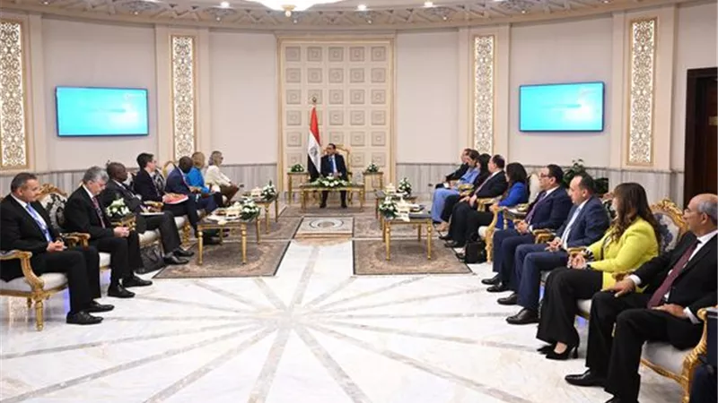 رئيس الوزراء يلتقي المدير العام للعمليات بالبنك الدولي ويثمن ما تقوم به مؤسسة التمويل الدولية