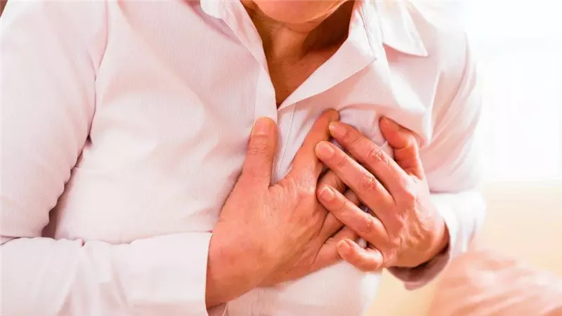 هل هناك علاقة للنوبات القلبية بالتعرض للشمس في الموجات الحارة؟