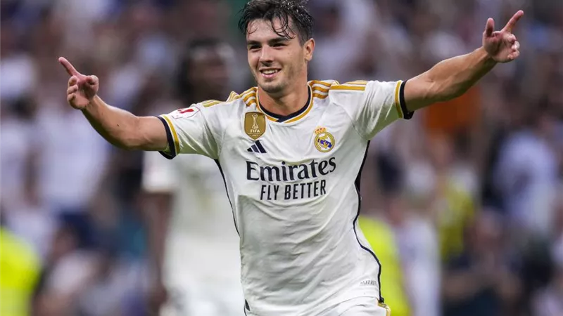 ريال مدريد يحسم موقفه من عرضي توتنهام وروما لضم دياز